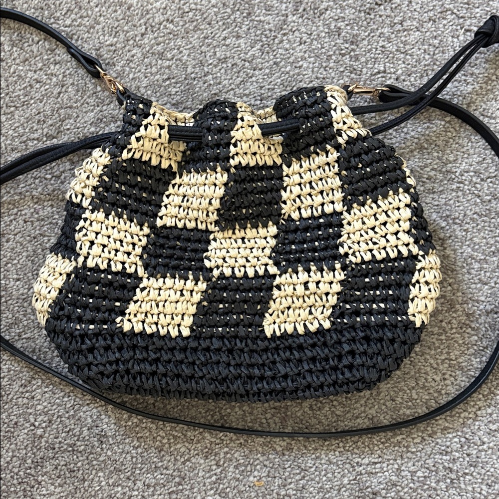 Universal thread handbag, excellent condition